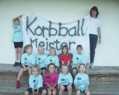 Jugend-8-Mannschaft mit ihrer Trainerin Ida Kiesel